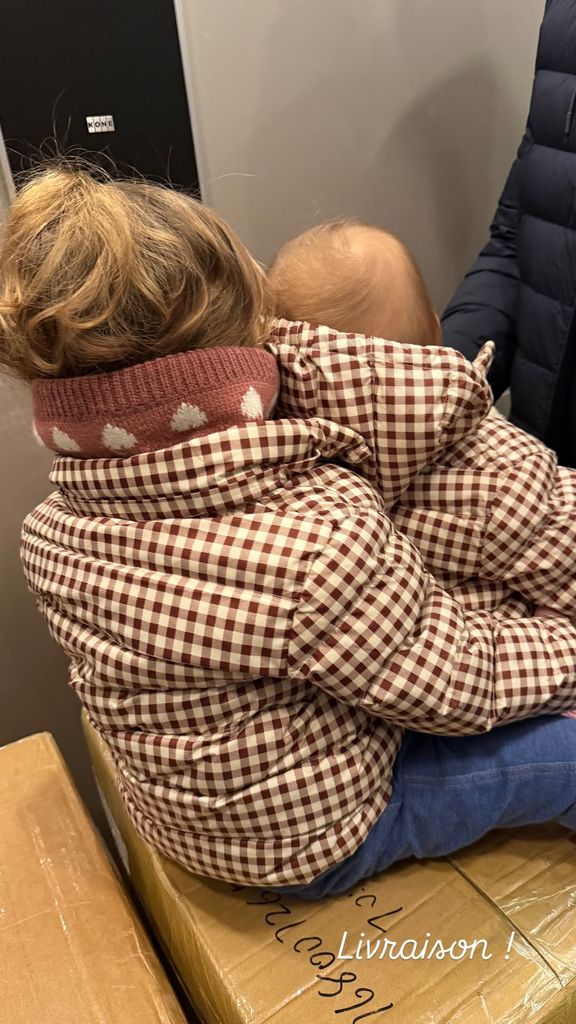 Las pequeñas Victoire y Constance, vestidas iguales para el cumpleaños de la benjamina