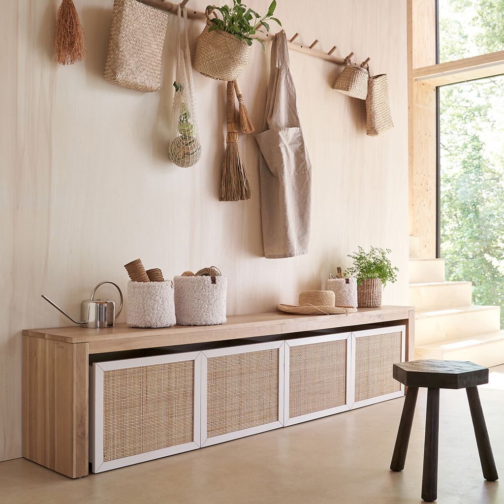 Recibidor con plantas, ideal como rincón de jardinería para una casa con jardín