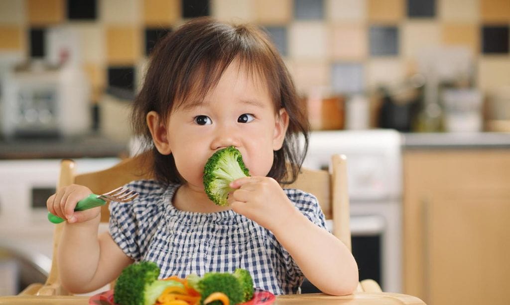 ni a oriental comiendo br coli