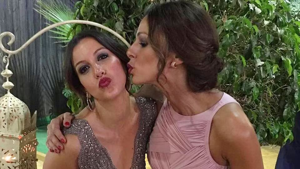 Eva González con su hermana María 