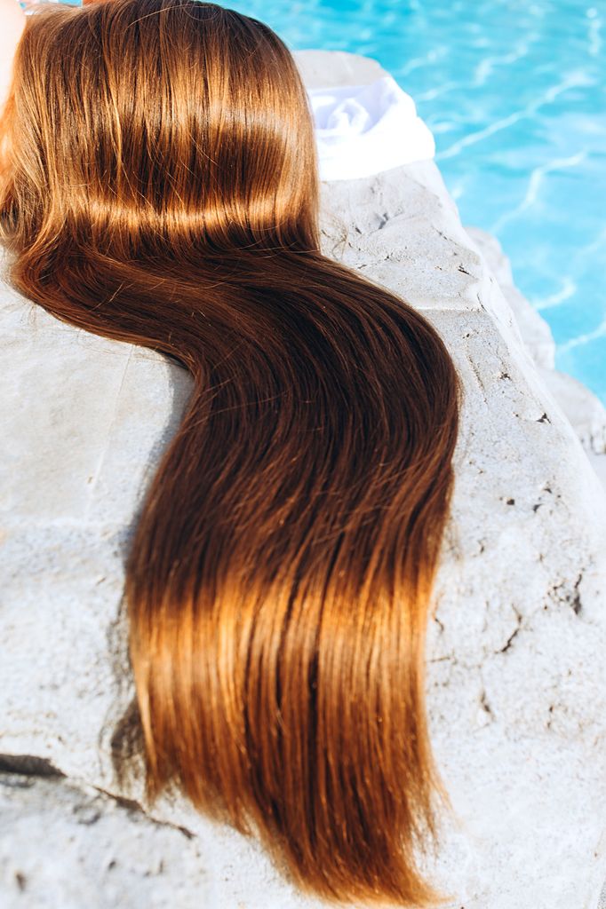 Pelo brillante en el bordillo de la piscina