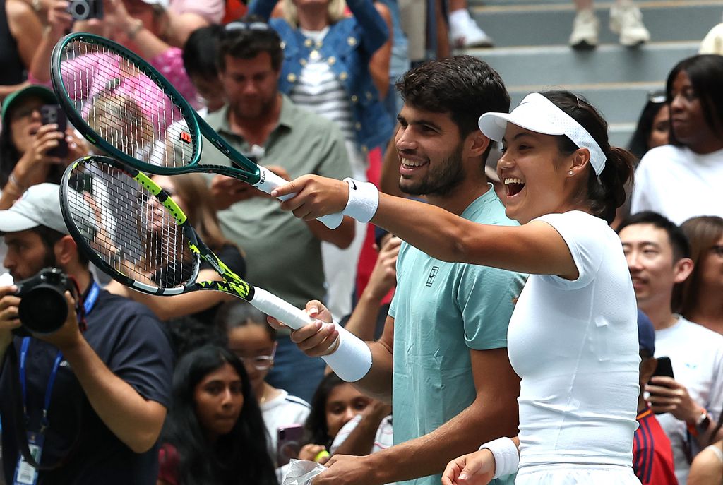 Risas, miradas y gestos entre Emma Raducanu y Carlos Alcaraz en el US OPEN 2025, el 19 de agosto de 2025