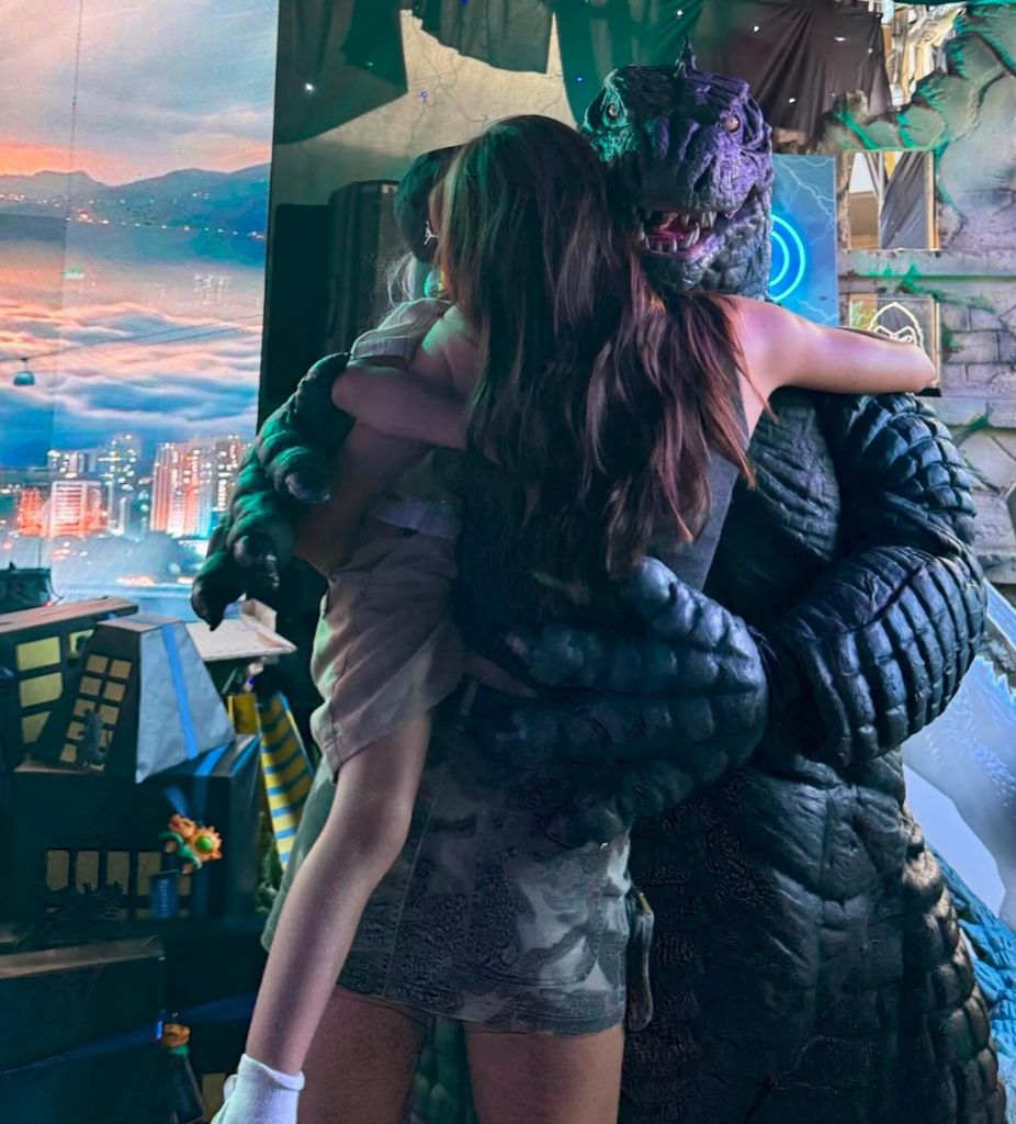 Valentina Ferrer con Río y Godzilla en la fiesta del pequeño.