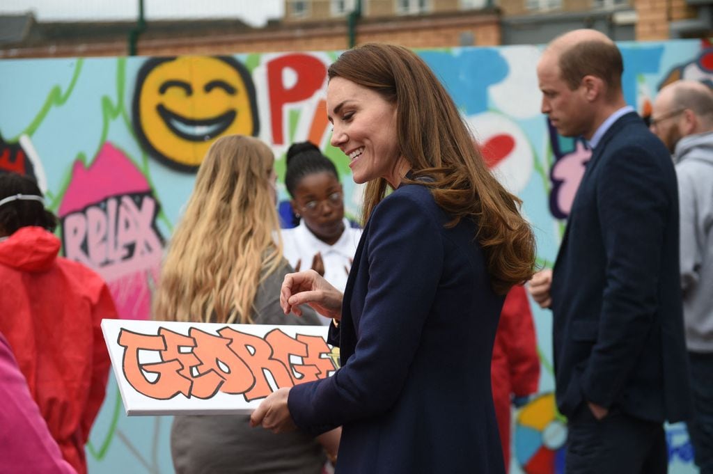 Kate Middleton con un graffiti del príncipe George 