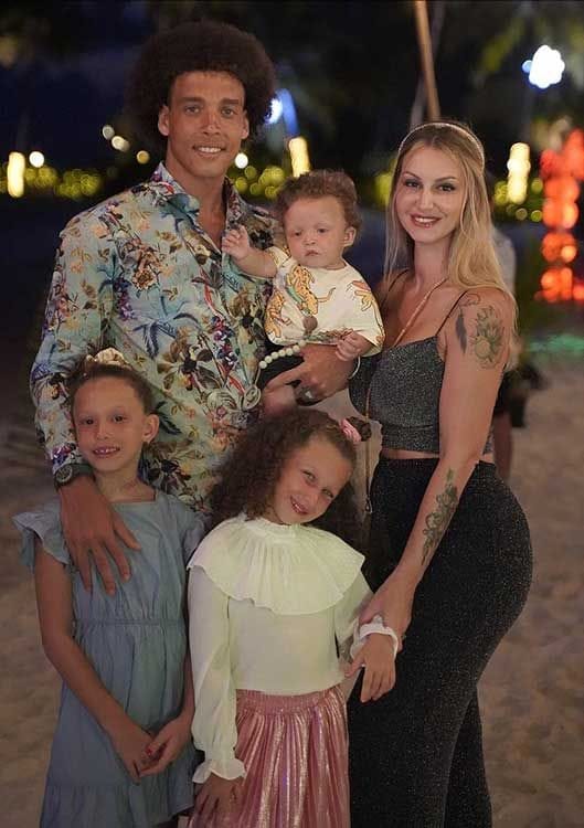 Rafaella Szabo y Axel Wistel con sus hijos 