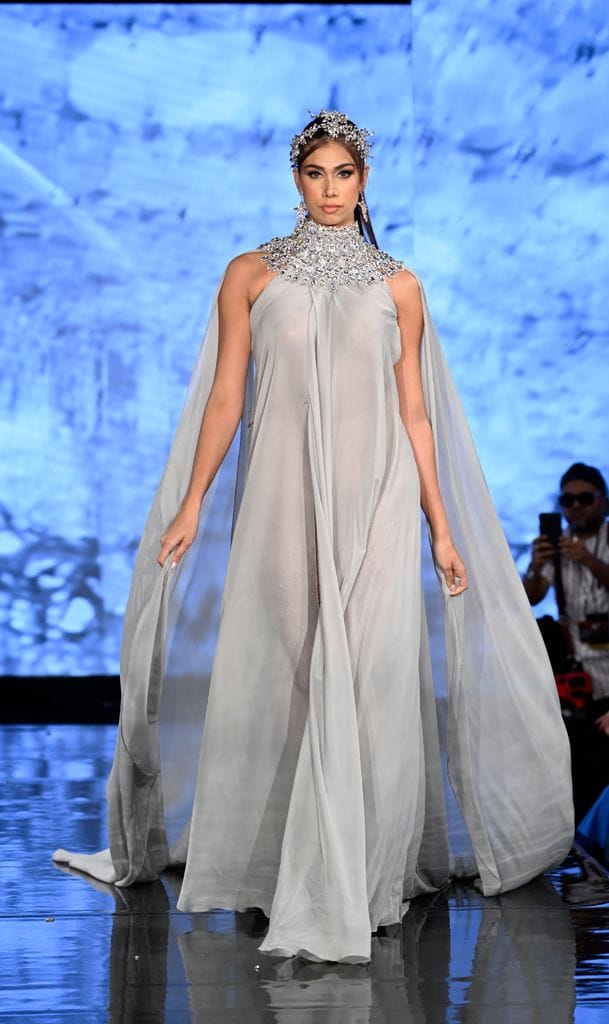 Plano entero de Lina Luaces desfilando en la New York Fashion Week para Art Hearts Fashion