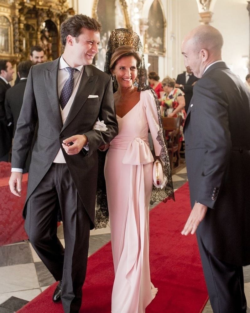 Madrinas de boda con vestidos rosas y mantilla negra