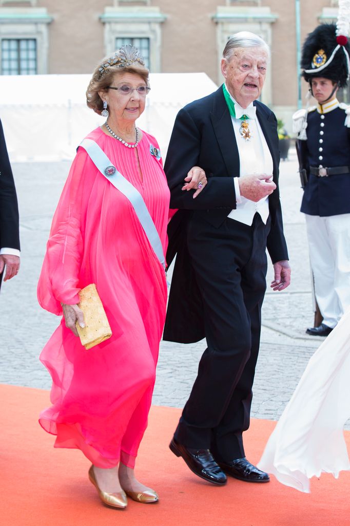 La princesa Desiree y Niclas Silfverschiald en la boda de Carlos Felipe y Sofia de Suecia en Estocolmo el 13 de junio de 2015