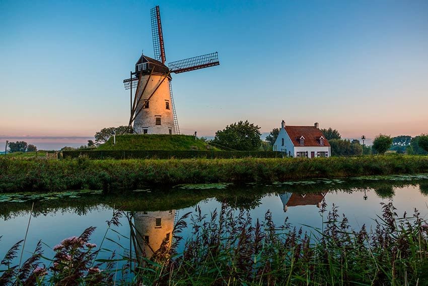 Amanecer sobre un molino de viento en Damme, Bélgica