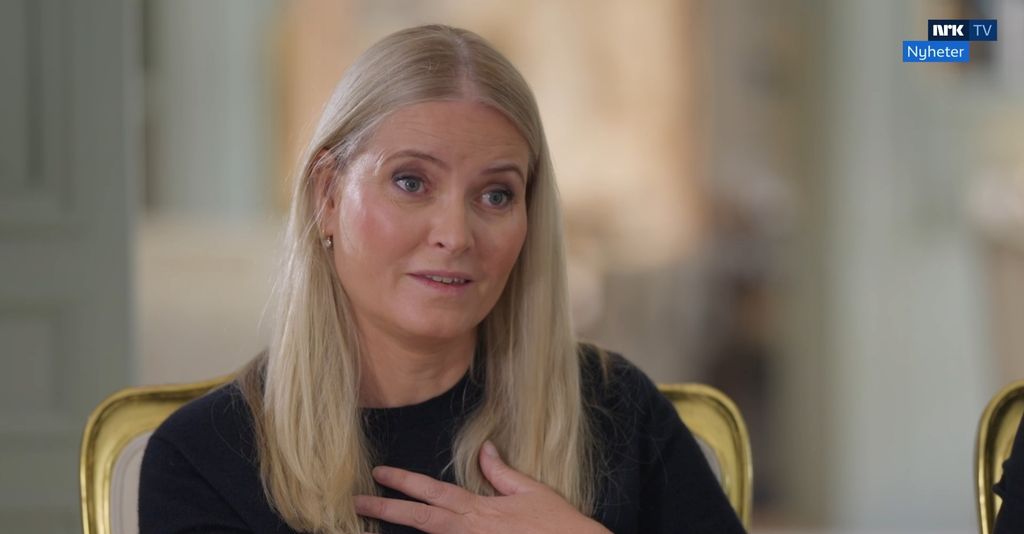 El momento en el que Mette-Marit se señala a sí misma con la mano en el pecho