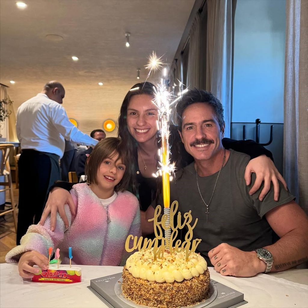 Mauricio Ochmann junto a sus hijas.
