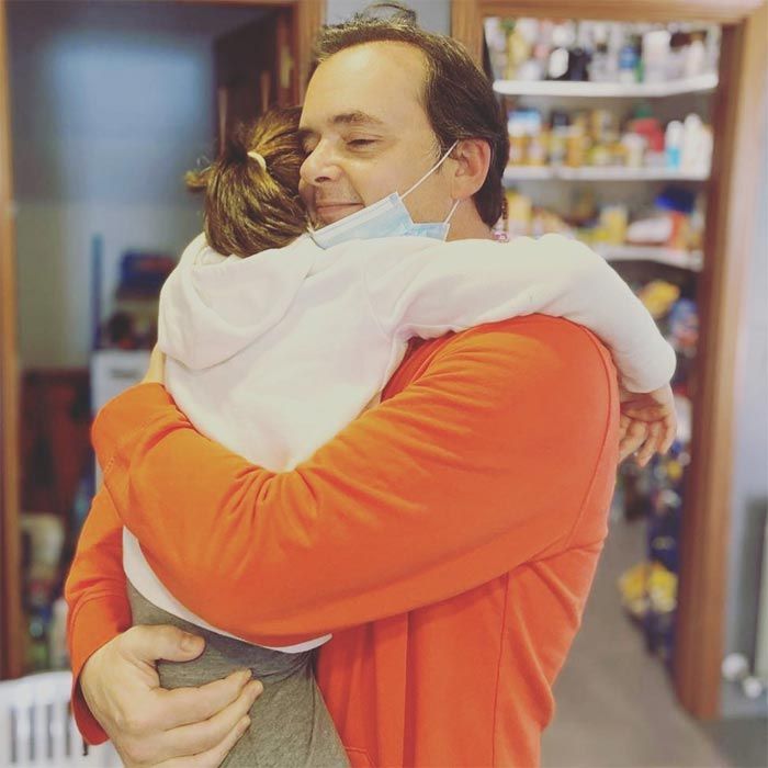 Antonio Morales abraza a su hija tras superar el coronavirus