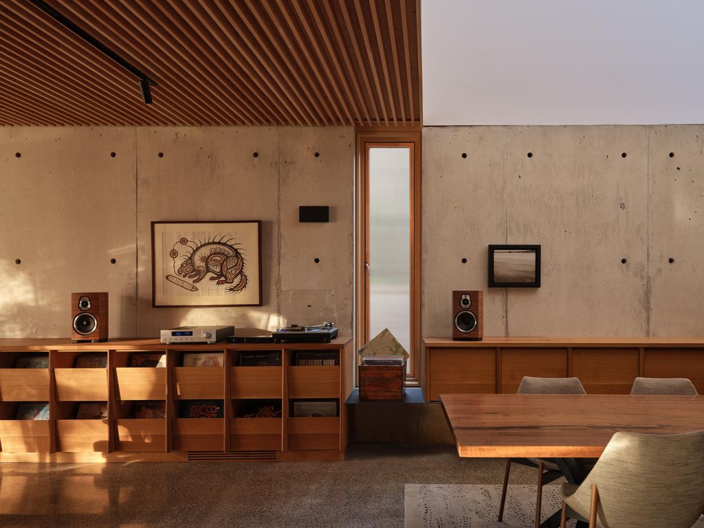 Salón con muebles de almacenaje de madera