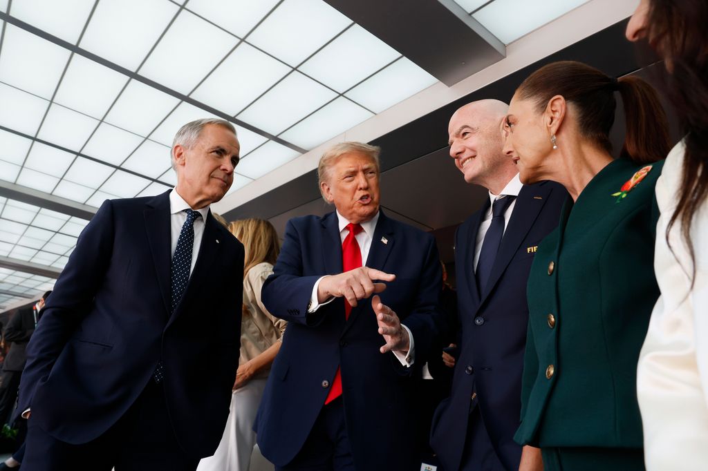El primer ministro canadiense Mark Carney, junto al presidente Donald Trump, Gianni Infantino y Claudia Sheinbaum.