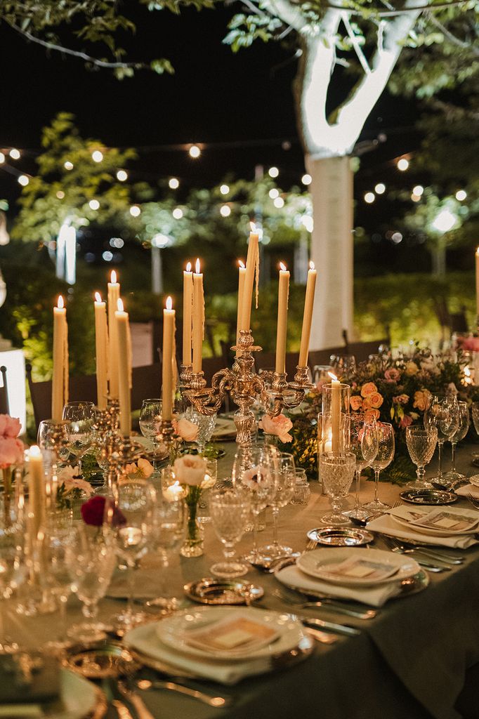 Mesa de boda con velas y flores