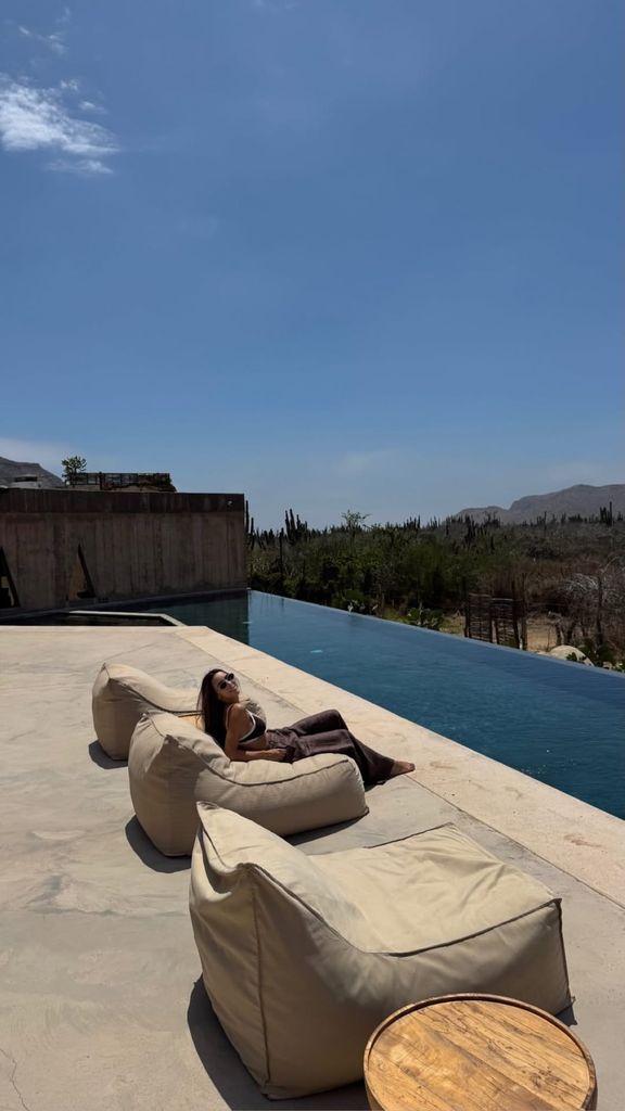 María, disfrutando del sol y la piscina en su lujosa luna de miel