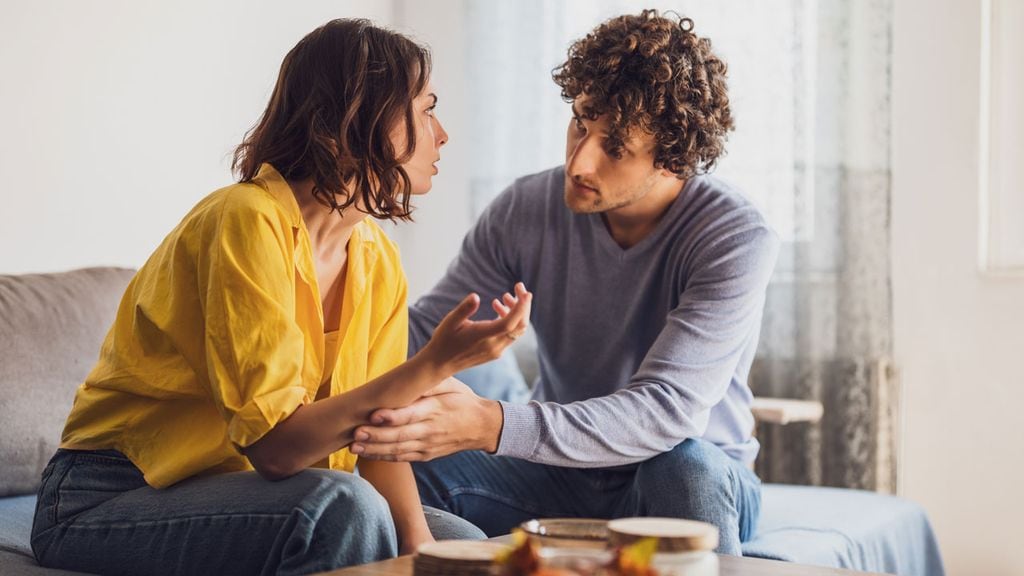 pareja hablando solucionando una crisis