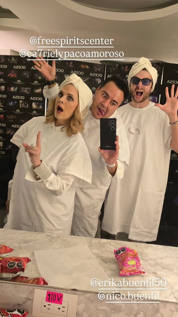 Erika Buenfil, Victor Khun y Nicolás en el backstage dek show.