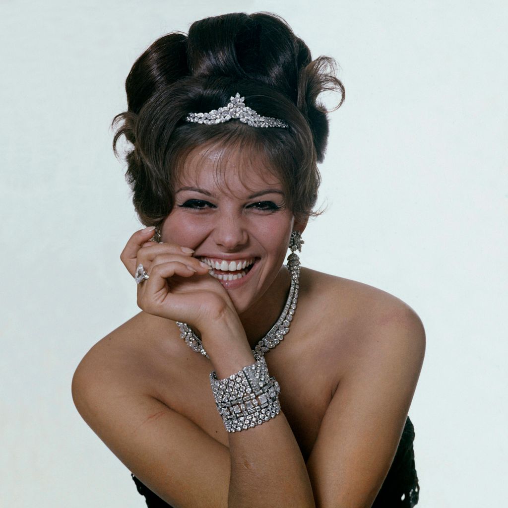 Claudia Cardinale lleva piezas de diamantes de Van Cleef & Arpels.