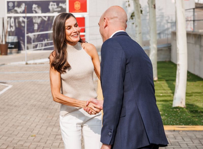 Reina Letizia con la selección femenina de fútbol 