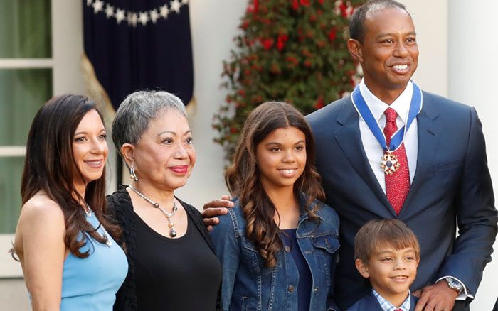 Tiger Woods y su familia, en un acto institucional