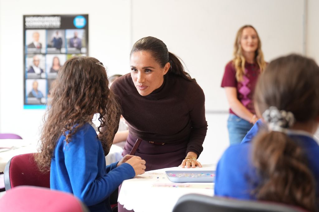 Meghan se unió a un grupo de niñas de la escuela primaria Bluebell Hill para una sesión de desarrollo de la confianza y elaboración de pulseras.