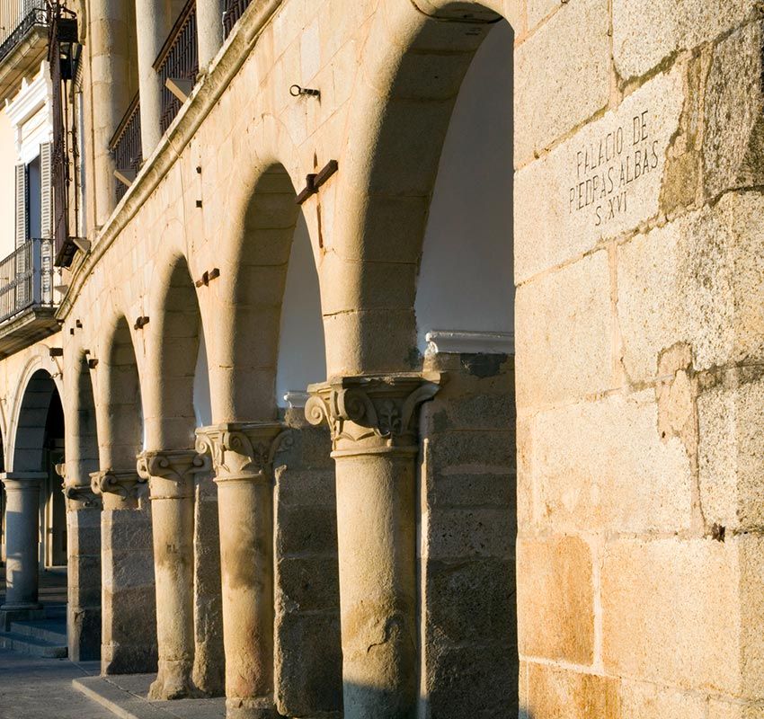 Soportales de la plaza Mayor de Trujillo junto al palacio de Piedras Albas