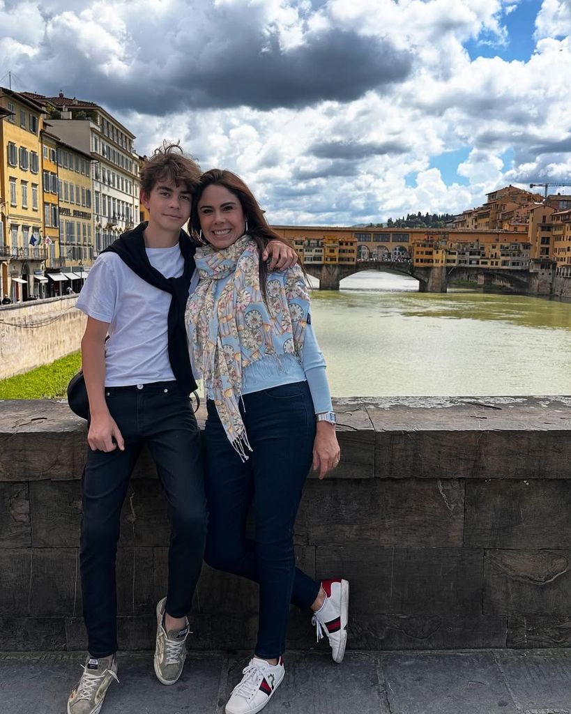 El adolescente de 13 años de edad, ya está más alto que su mamá.