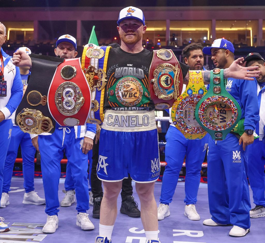 Saúl 'Canelo' Álvarez posando con sus cinturones tras derrotar al cubano William Scull