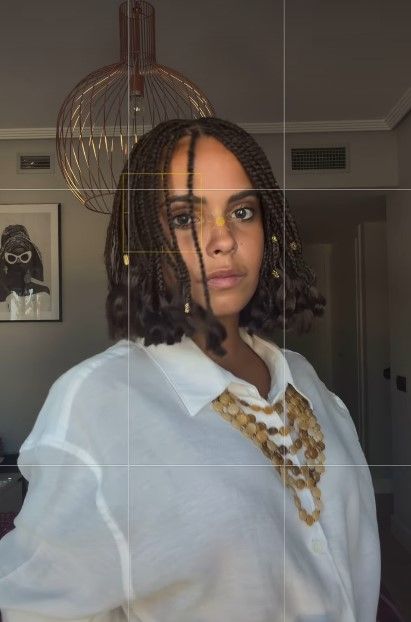 Una captura del vídeo que ha subido Gloria Camila y en el enseña su nuevo corte de pelo