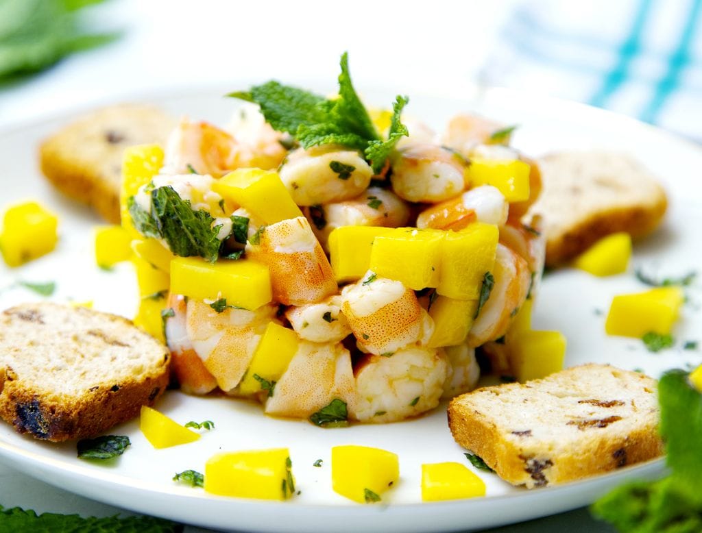 Tarta de langostinos y mango.