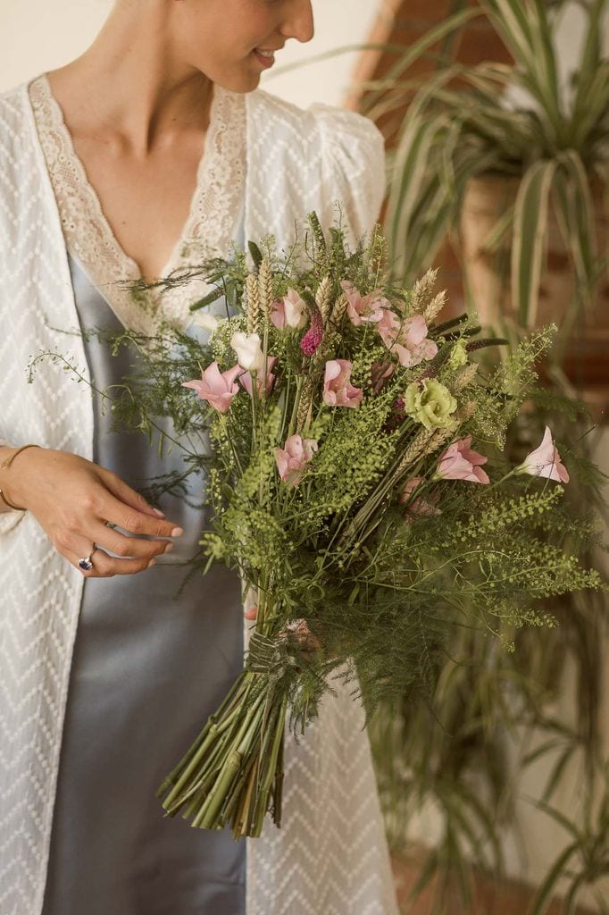 Ramo de novia con flores rosas y verdes