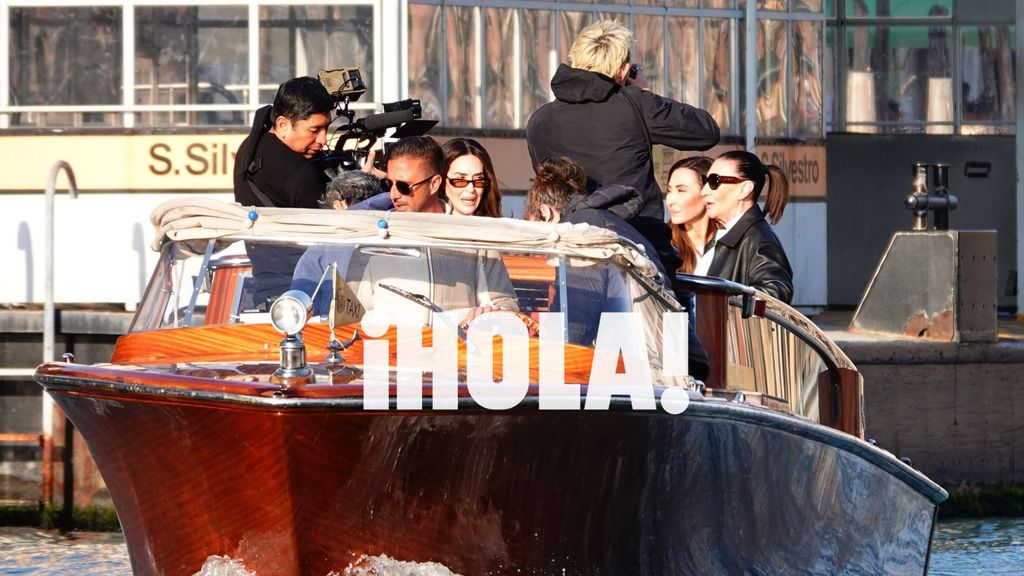 Rodando en un 'water taxi' mientras pasean por los canales de Venecia