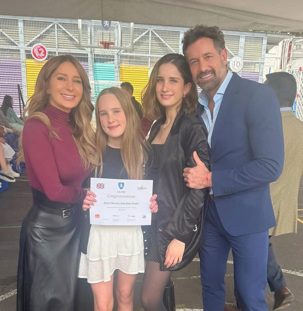 La expareja posó junto a sus hijas durante la ceremonia en el colegio.