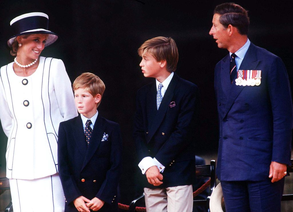 Diana de Gales y Carlos III con sus hijos William y Harry