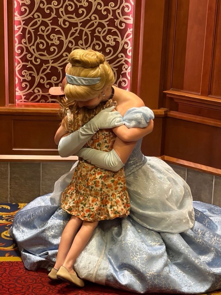 Entrañable imagen del momento en el que Lilibet, hija de Harry y Meghan, abraza cariñosamente a Cenicienta en su visita a Disneyland