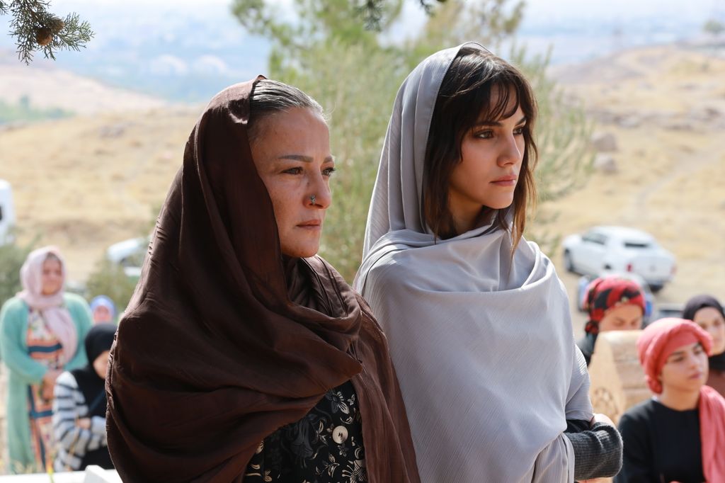 Fidan Albora y Zerrin Albora en la serie turca 'En tierra lejana'