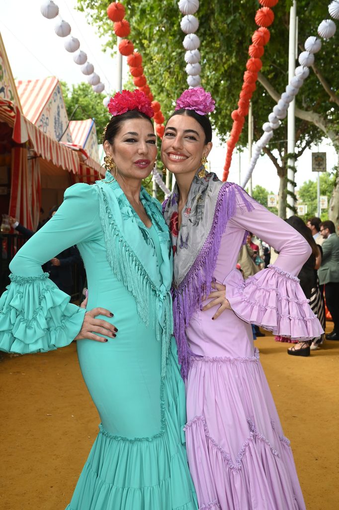 Raquel Revuelta y su hija Claudia Jiménez en la Feria