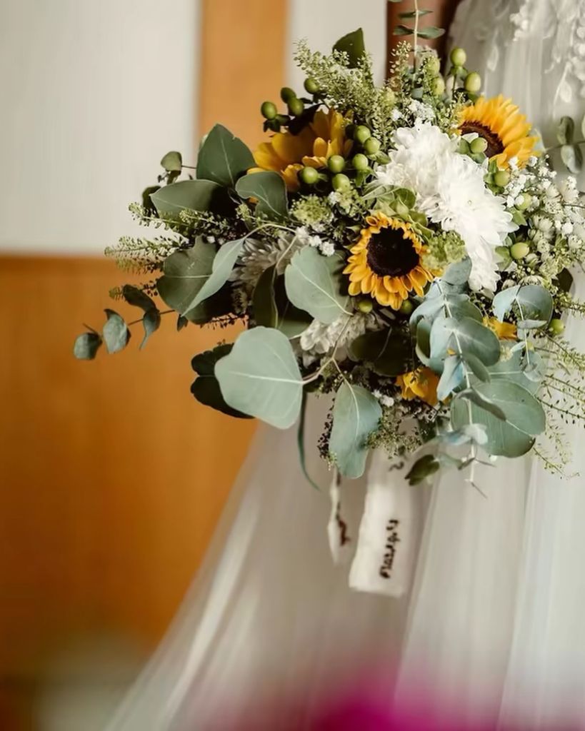Ramos de novia de verano con girasoles con verdes