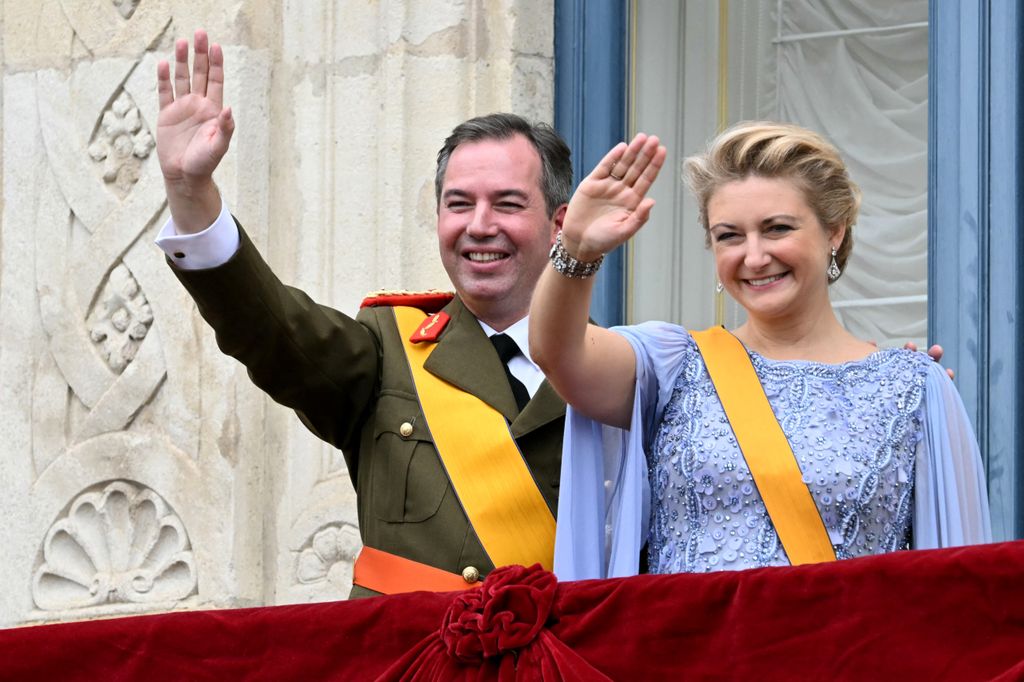 Los Grandes Duques de Luxemburgo saludan desde el balcón