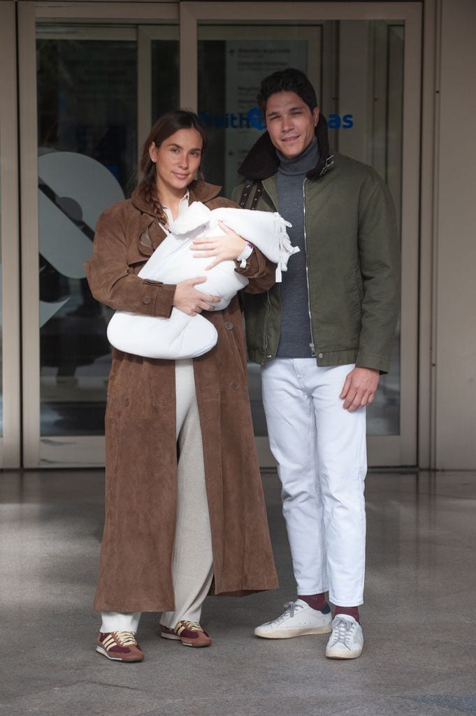 María Pombo y Pablo Castellano a su salida del hospital tras dar la bienvenida a su hija Martina, la tercera