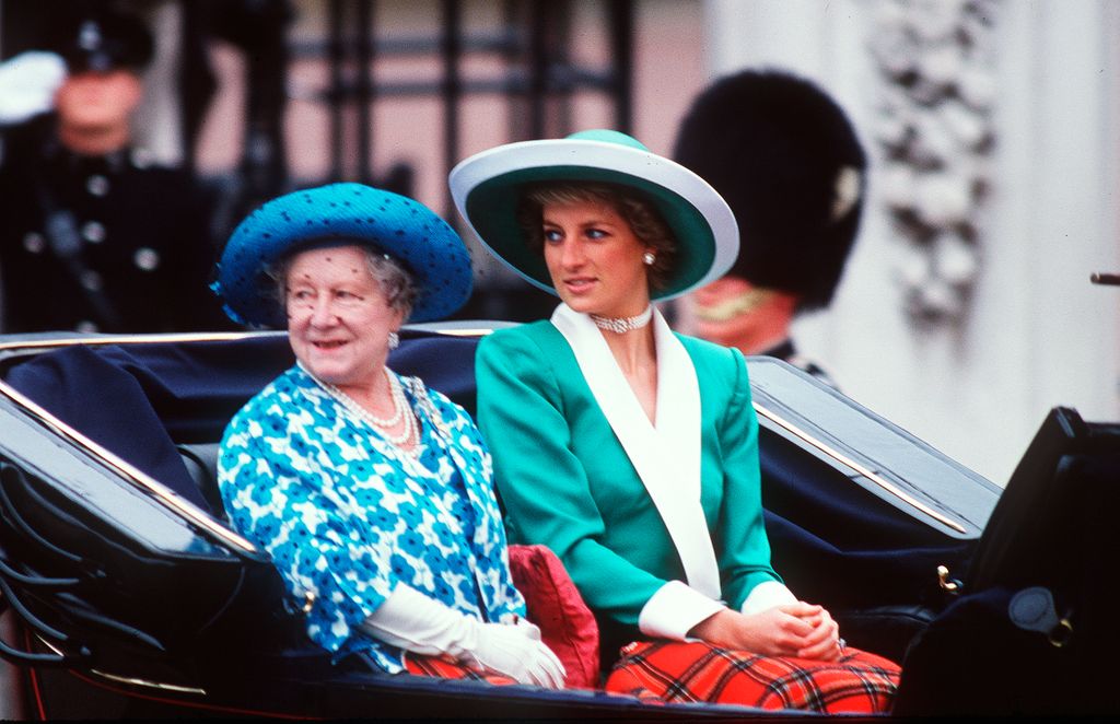Aunque el color es ligeramente diferente, el look que llevó Lady Di al mismo evento, pero de 1988 fue la clara referencia para el atuendo que este año lució la actual princesa de Gales