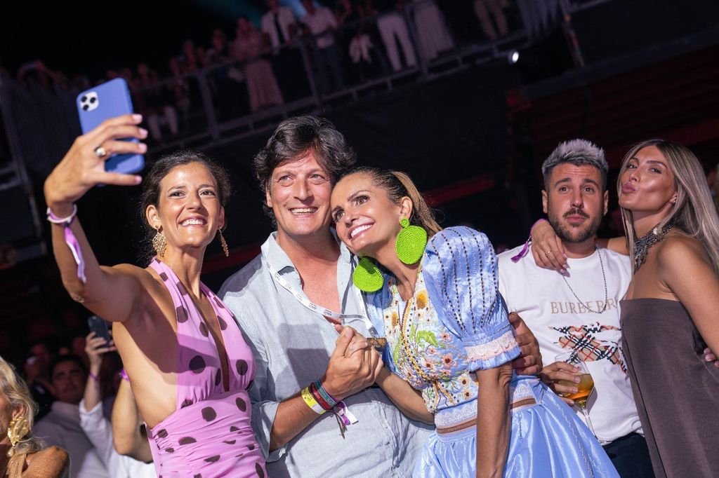 Luis Medina y su novia se hacen un selfie con Sandra durante el concierto de Alejandro Fernández