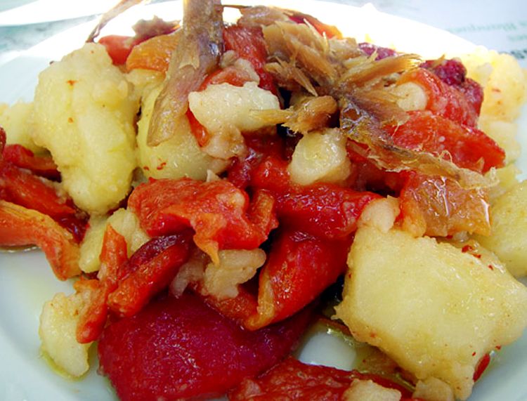 Peix sec, patata y pimiento, tres de los imprescindibles de esta receta. 