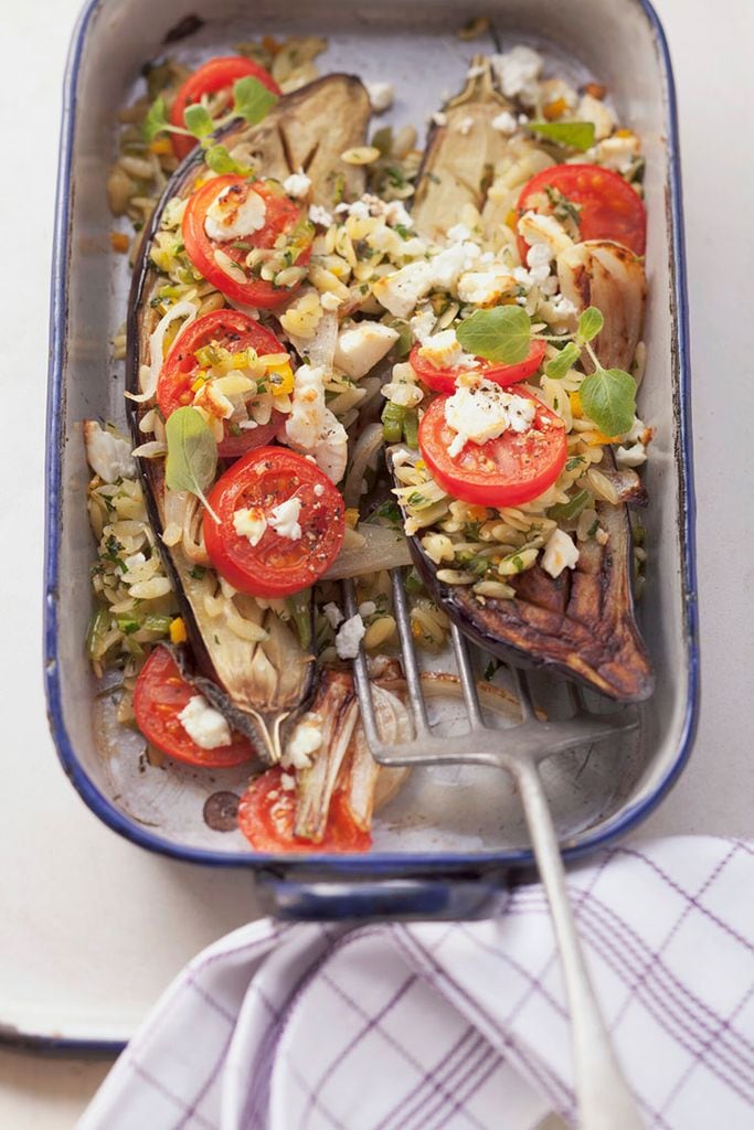 Berenjenas rellenas de orzo, tomate y queso feta