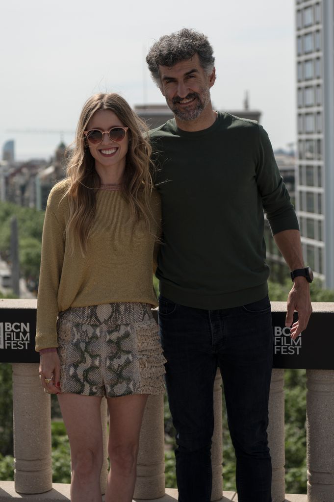 Manuela junto al padre de sus hijos