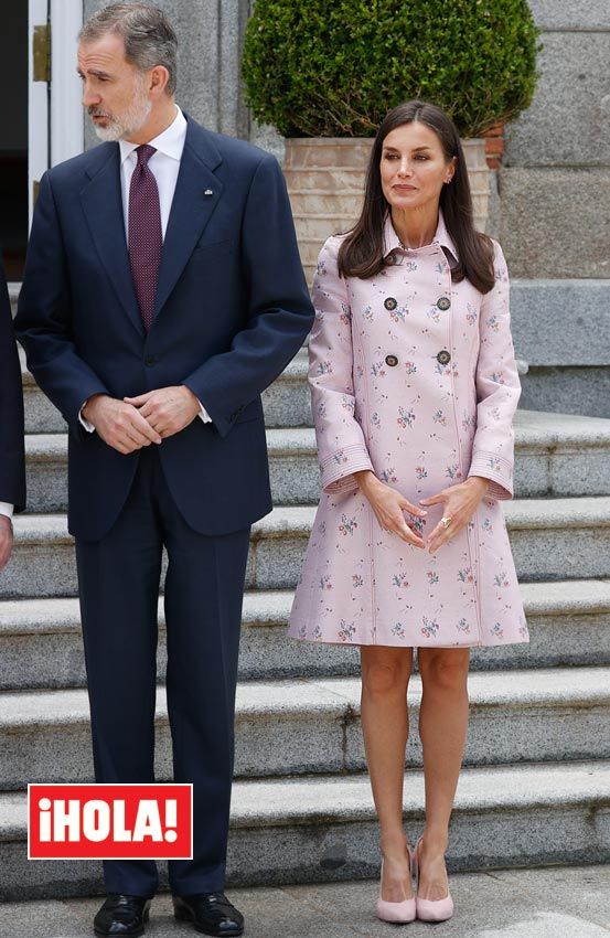 Reina Letizia abrigo flores
