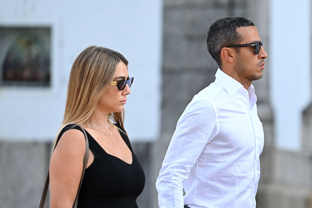 Thiago Alcántara, futbolista que jugó con la Selección Española, y su mujer Julia Vigas, en el funeral de Diogo Jota en Gondomar