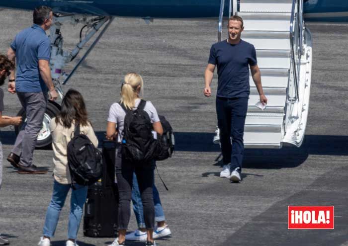 Mark Zuckerberg baja de su avión privado