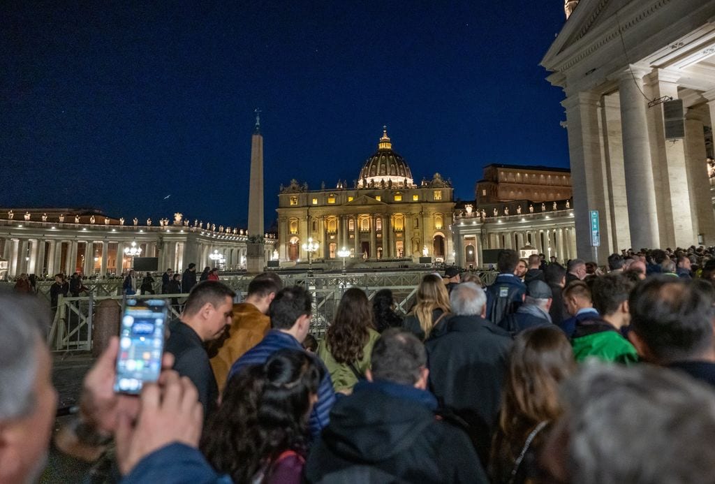 Las puertas de la Capilla de San Pedro se cerraron pasada la media noche, ya que aún había mucha gente formada para poder ver al Papa Francisco 